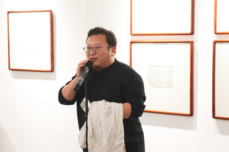 美术学院教授孙景刚致辞中国美术学院出版社苏晓晗主持开幕式11月12日