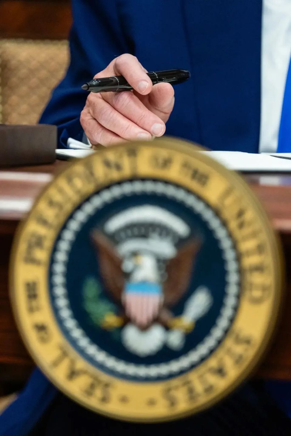 纽约时报》观点｜特朗普特赦行为失去控制-腾讯新闻