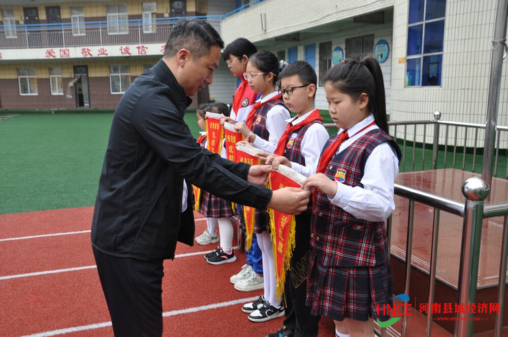 商丘市梁園區凱旋路第二小學舉行五月份優秀班級流動紅旗頒獎儀式