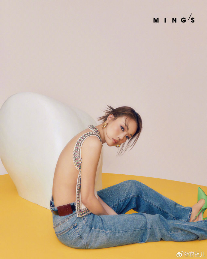 容祖儿再登杂志封面,秀白皙美背超性感,笑容甜美让人心动_腾讯新闻