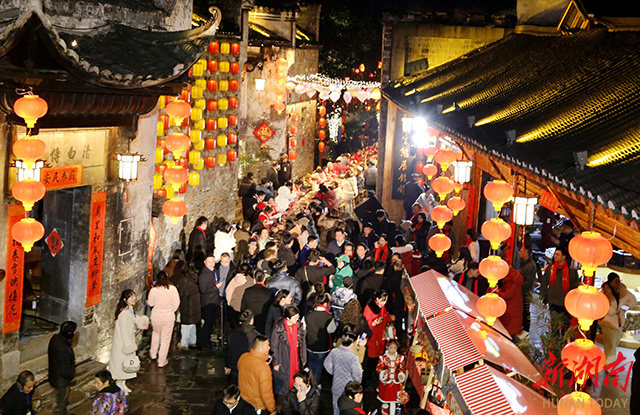 热闹喜庆过除夕洪江市黔阳古城千人共尝长龙宴