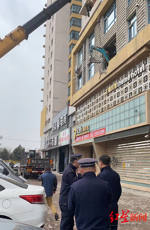 哈尔滨小区住所承重墙被砸之后：底层商铺坚持运营，中介称该小区有售房意向房主增多