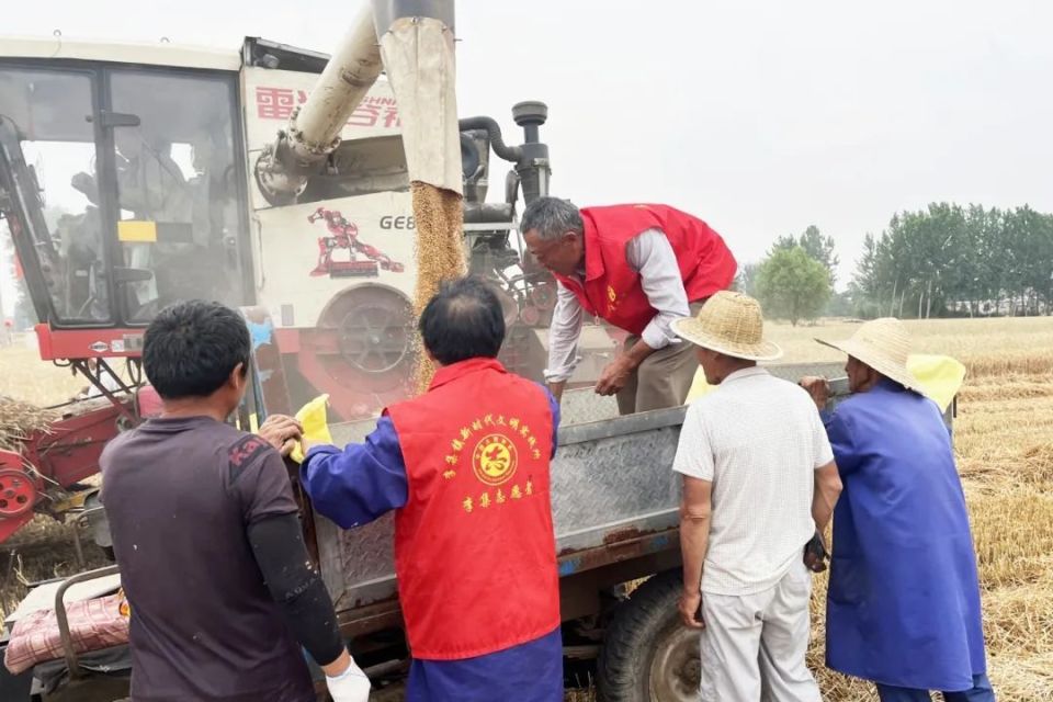 6月7日,李集镇柳圩村独居老人因年老体衰,无法将收割后的小麦运回家.