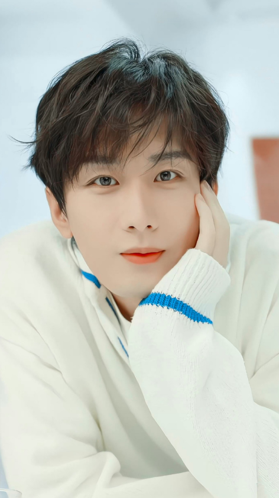 《英雄志》成毅疑似腰伤复发,被抬担架上医院,粉丝指责滥用替身的某人