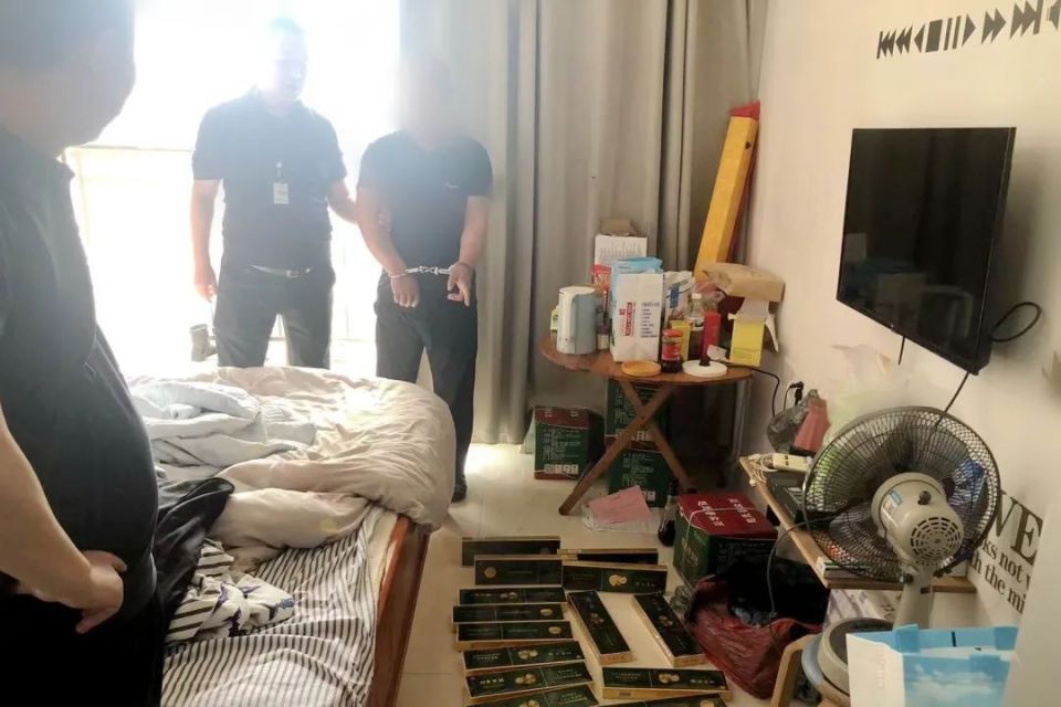并于近日将左某,柯某,樊某,肖某等5人先后抓获归案,捣毁存放假烟窝点4