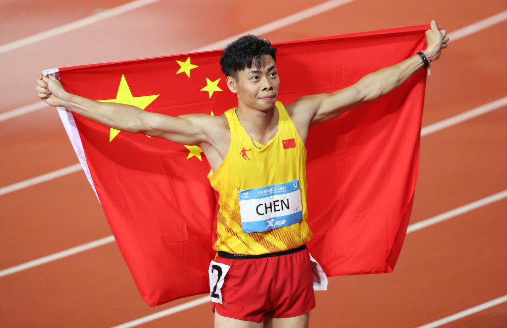 成都大运会田径男子100米决赛陈冠锋获季军