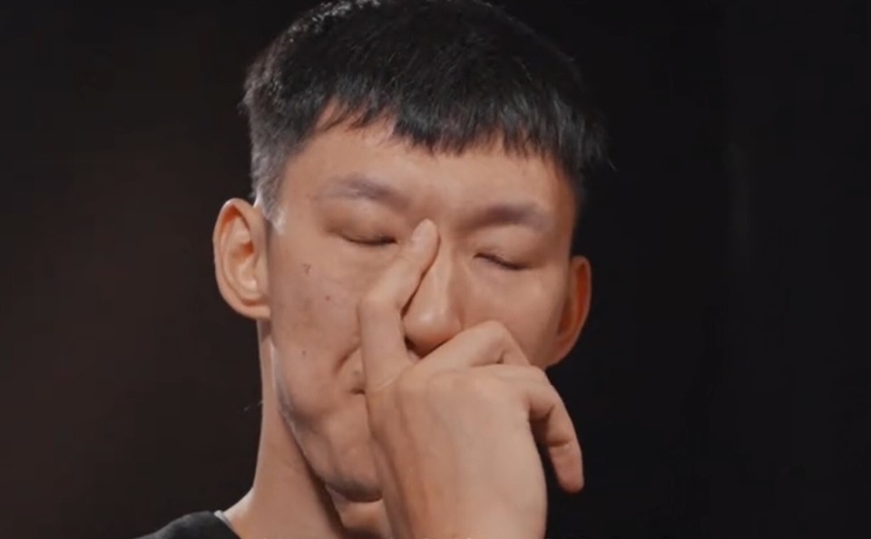 在观看这段回放时,周琦的表情十分耐人寻味,时而咬牙切齿,时而连连