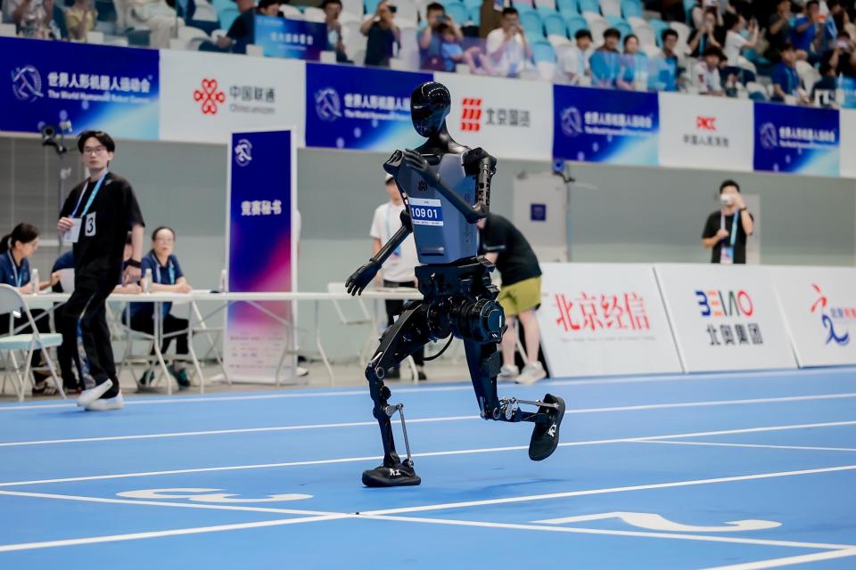 世界人形机器人运动会复盘：全自主突围与380亿“赛场经济”崛起_腾讯新闻