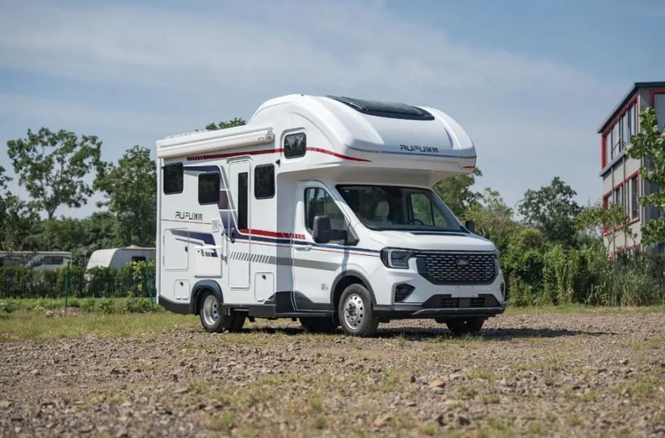 11月10日成都房车展,瑞弗f810后拓展房车亮相,全新底盘最新车型