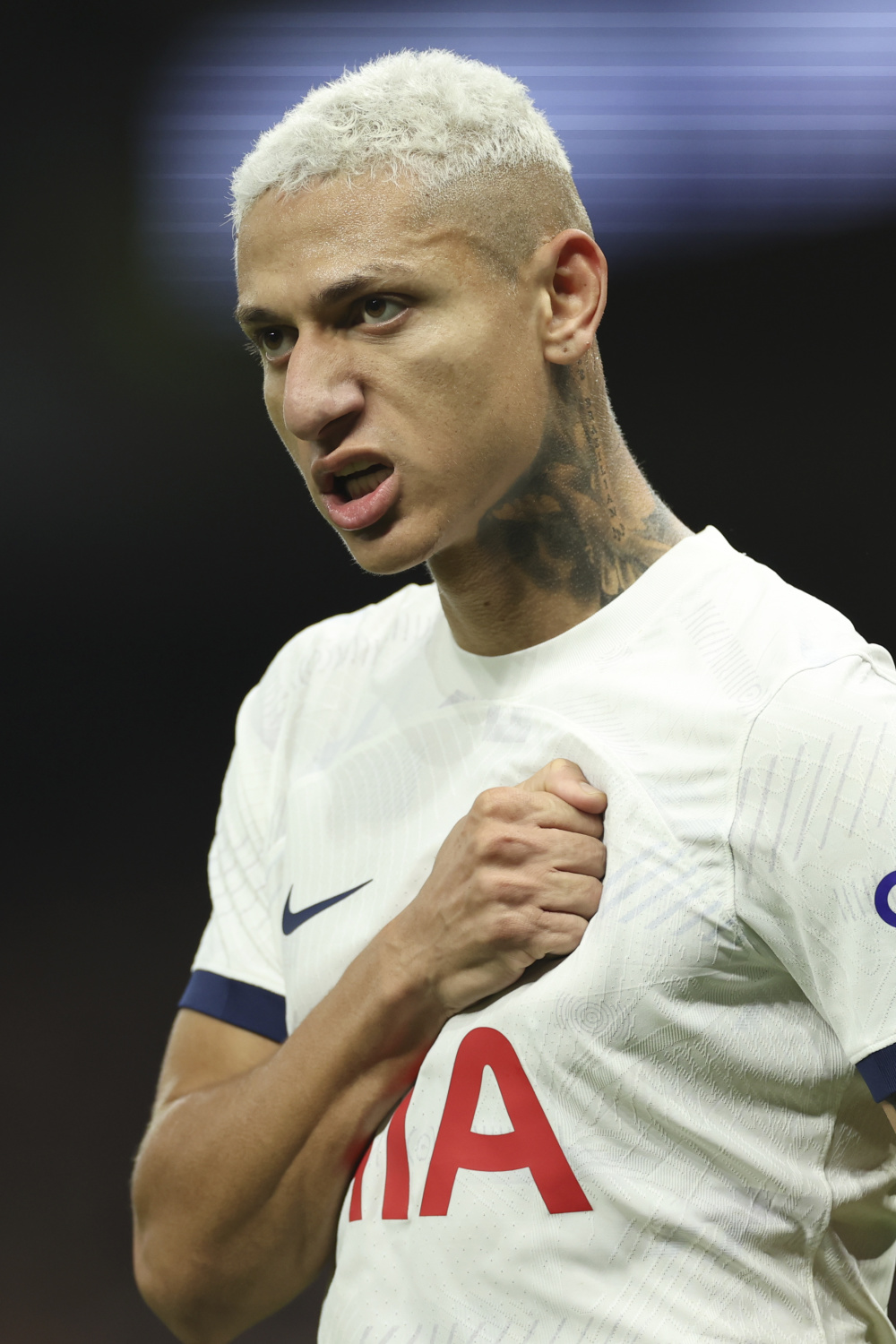 12月10日,托特纳姆热刺队球员约翰逊(右二)在比赛中射门.