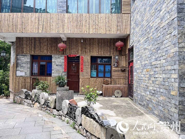 牛蹄关是安顺市经开区幺铺镇阿歪寨行政村的一个布依族自然古村落