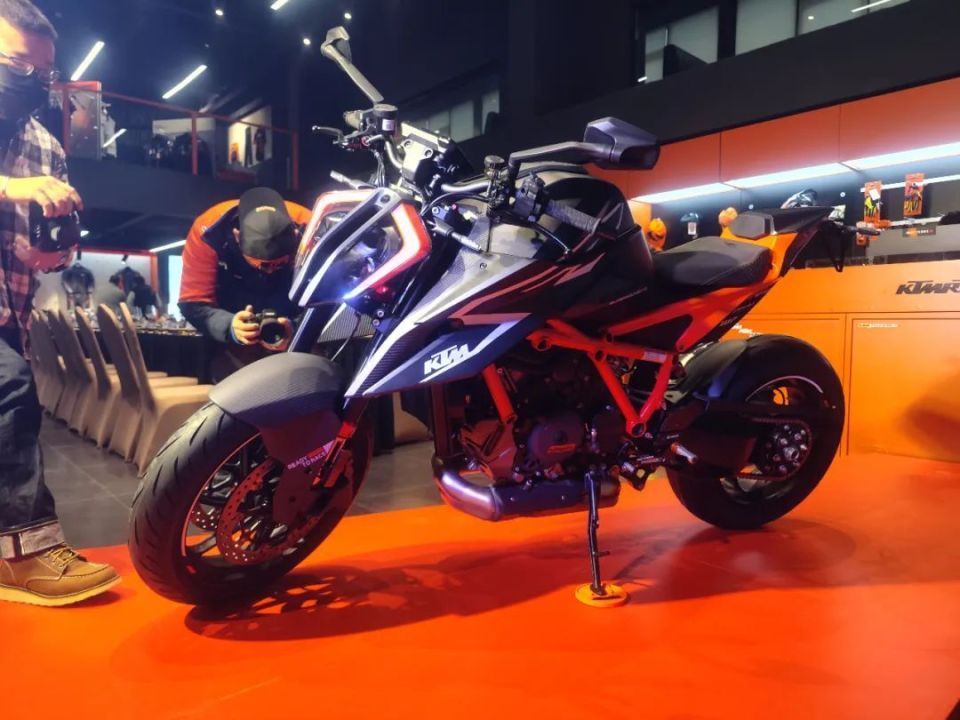 实拍ktm顶级街车1290 super duke rr,24.