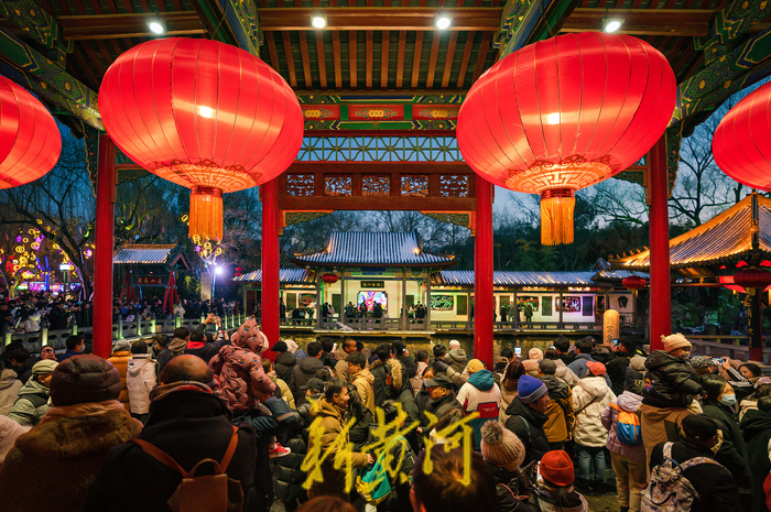 璀璨元宵夜 趵突泉迎春花灯会引领赏灯热潮