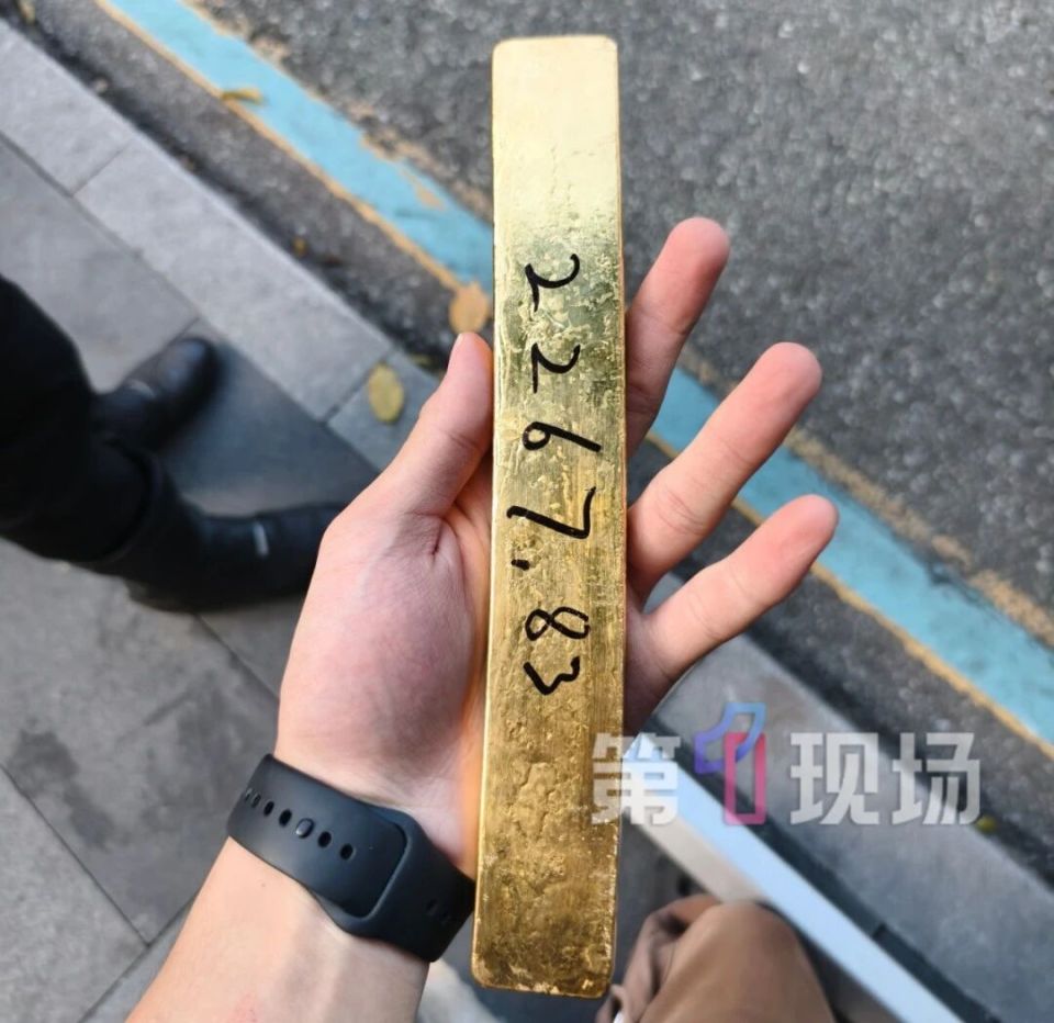 街头捡到百万金条，00后小伙当场一波操作：很深圳！-腾讯新闻