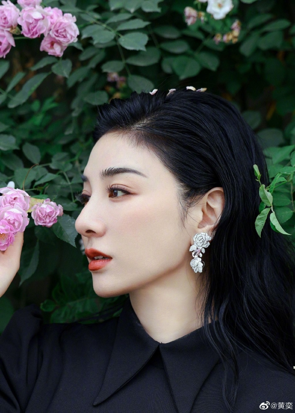 上海女星黄奕私拿美术馆展品!