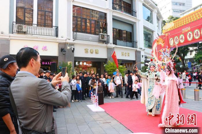 广州红豆粤剧团团长陈振江表示,这说明有越来越多的年轻观众热爱传统