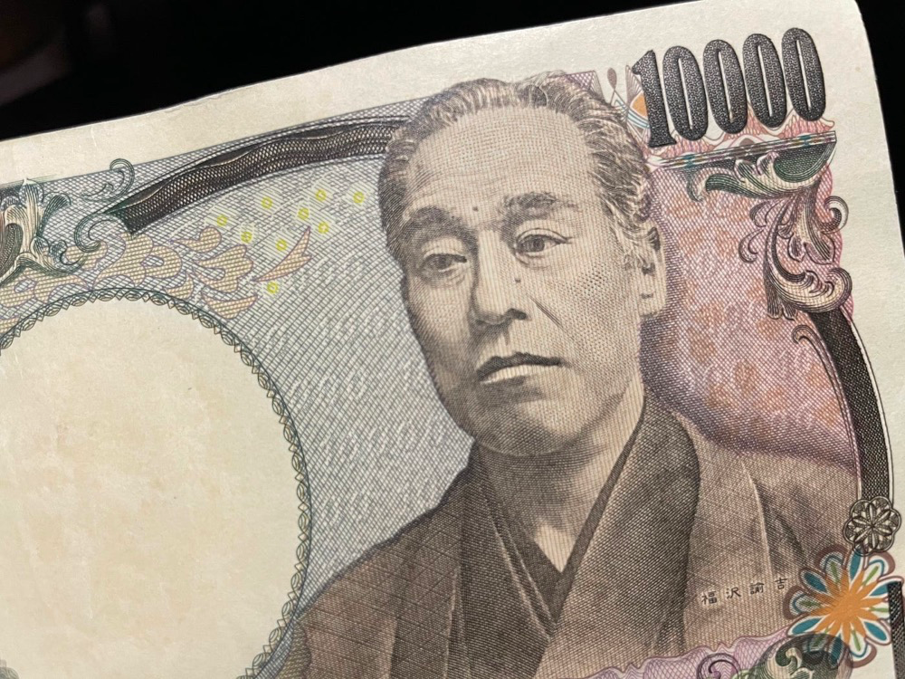 最近,我经常手持最大面值的一万日元纸币,久久地望着上面的福泽谕吉