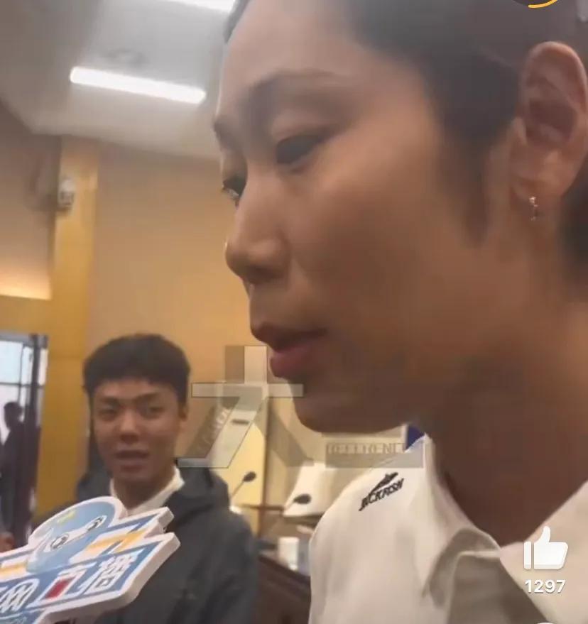 朱婷回到河南女排，与昔日队友重逢！被问是否回国家队，笑而不语