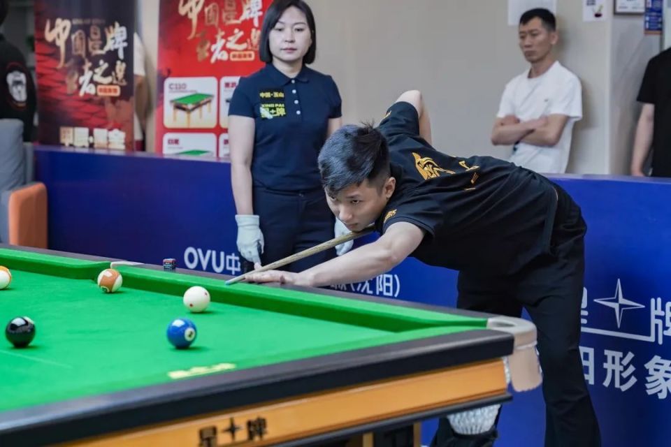 去年曾在全国资格选拔赛爆冷击败郑宇伯的李旭卷土重来,64进32