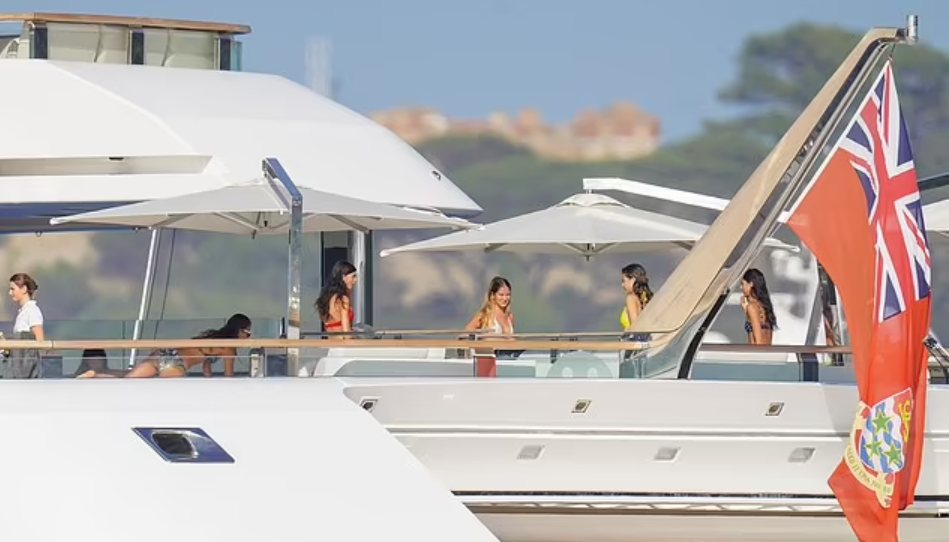 48岁小李子与比基尼美女们在游艇上度假,"蜘蛛侠"马奎尔也在场