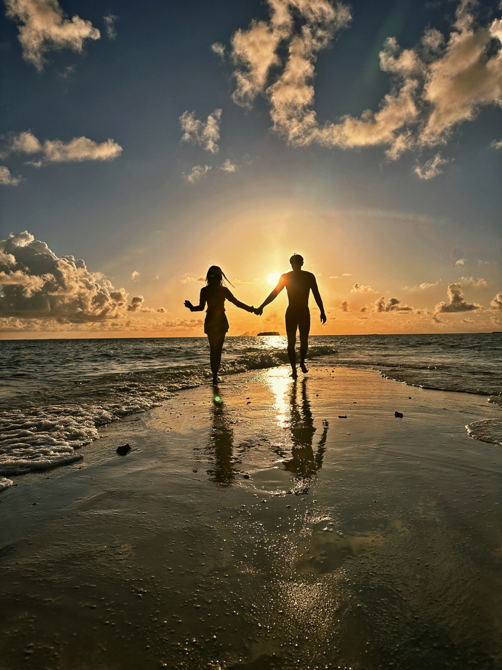 黄子韬徐艺洋恋爱官宣,网友:好的,但不祝福