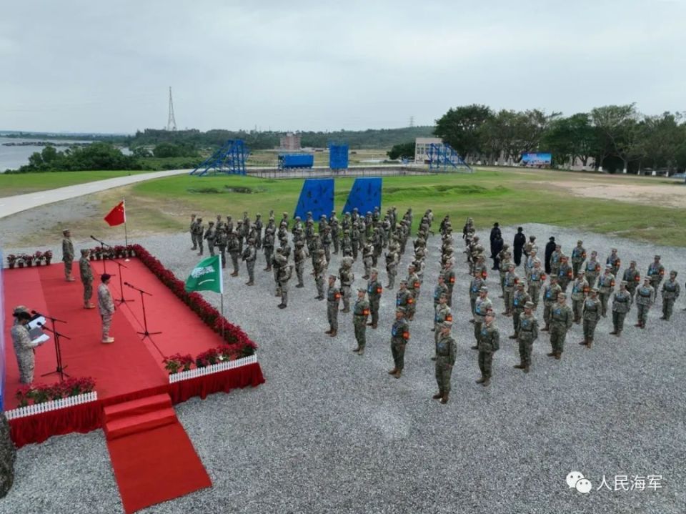 整齐列队双方百余名参训官兵在广东湛江海军陆战队某旅营区举行开训