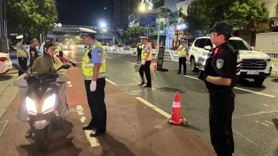 交警夜查酒驾图片高清图片