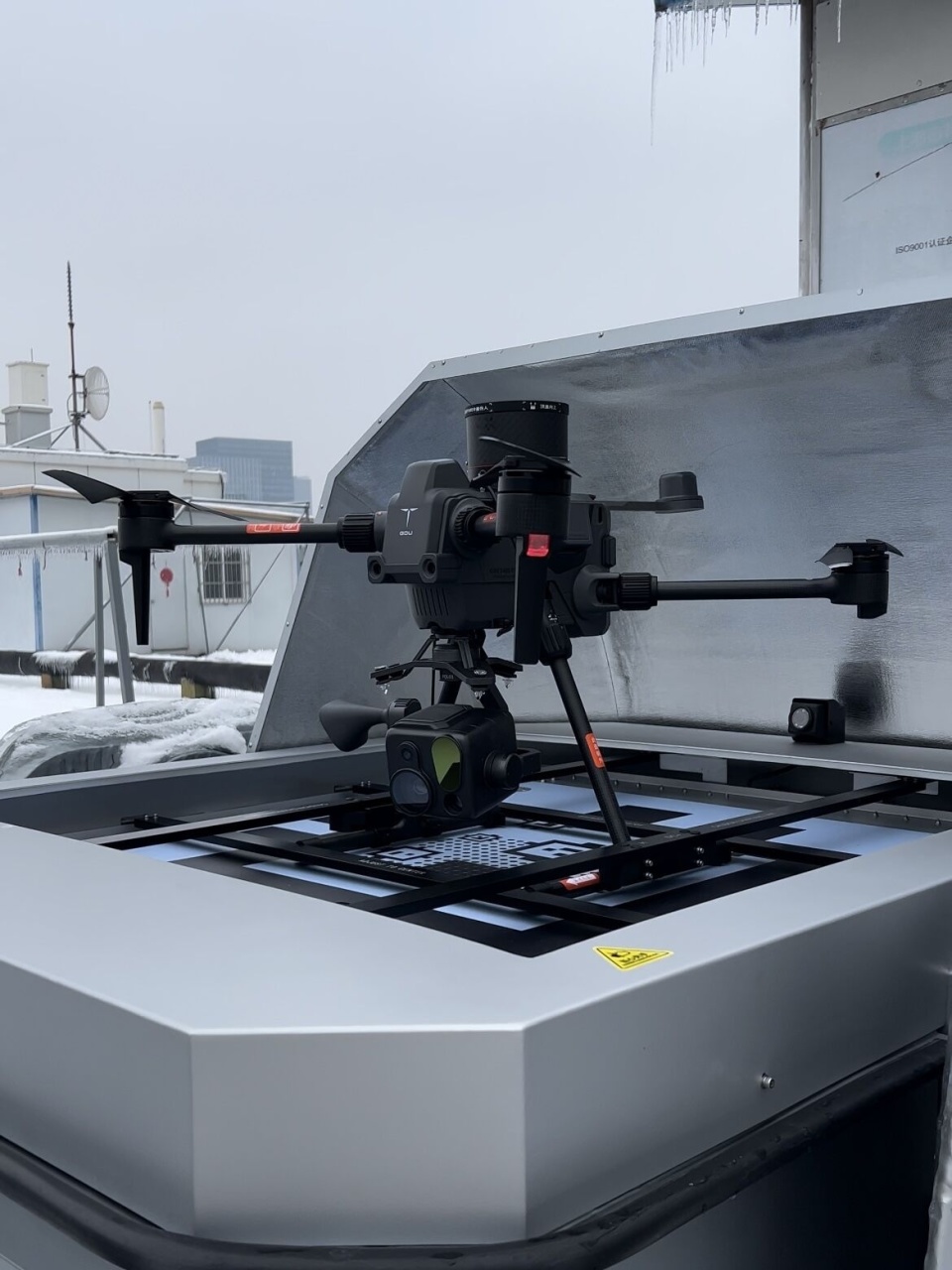 无人机回到机巢准备充电