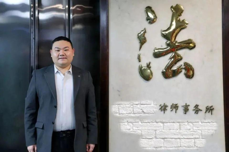 民办二本毕业，还记得“六战法考”的北大保安刘政吗？他当律师了！_腾讯新闻