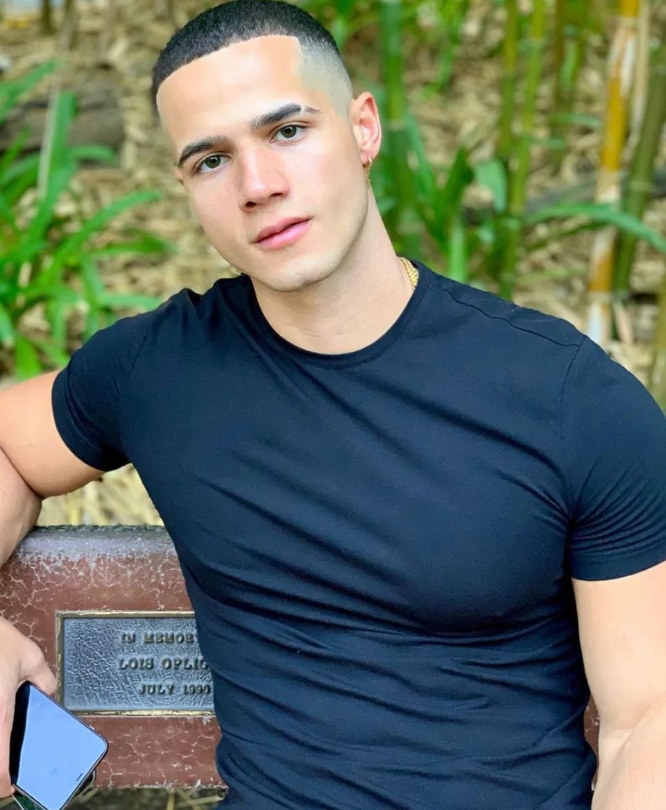 不过,无意适配时尚圈男模标准的他,在练就身材的道路上越走越猛,凭借