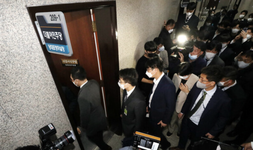 报告中指出,尹锡悦执政两年间,韩国检察机关针对