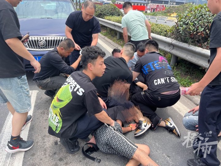 台州4少年拉车门"捡漏"盗窃5.