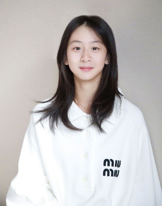 黄多多新照曝光,衬衫裙搭配长靴韵味十足,为进娱乐圈