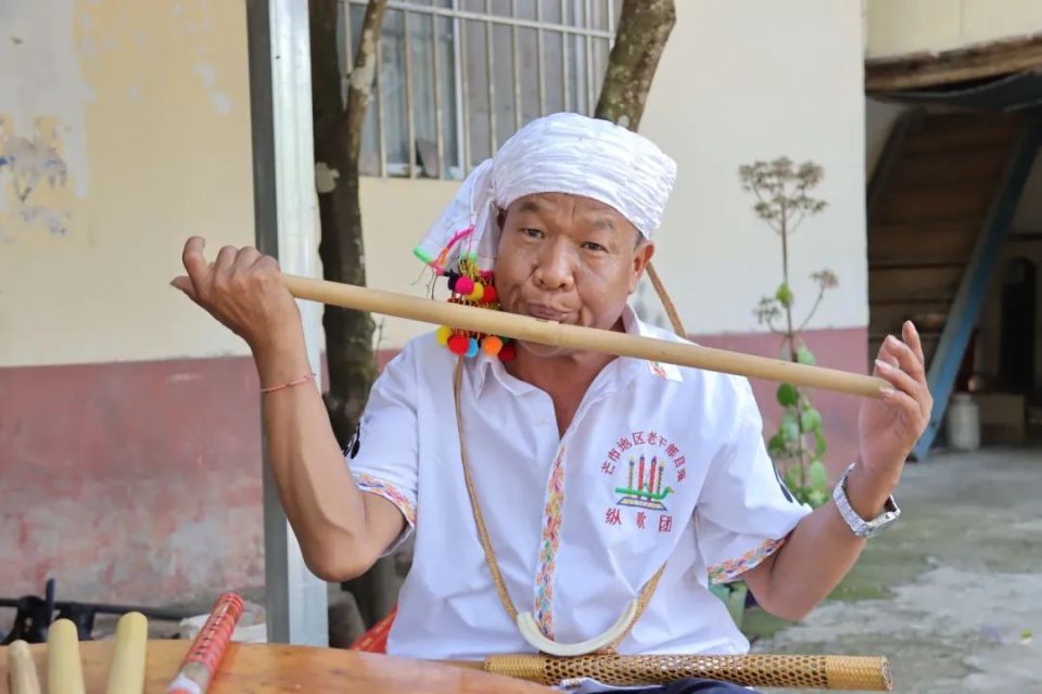 传统文化也在慢慢地消失,我们要继承和发展好景颇族文化,让更多的人