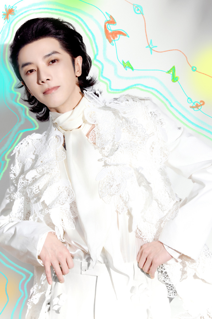 华晨宇晒照庆34岁生日,白衣儒雅尽显独特气质,阳光帅气有魅力