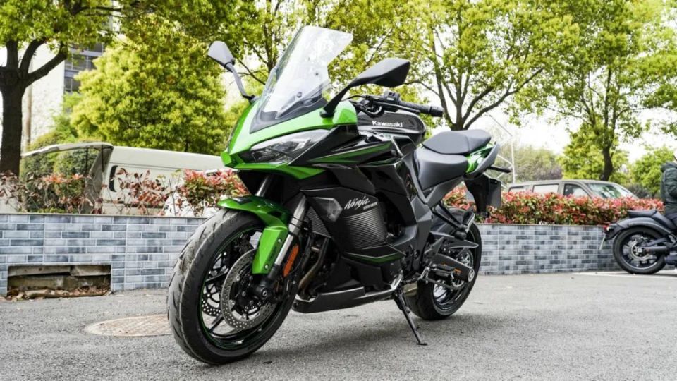 20万的公升级跑车川崎ninja1000sx到店试驾体验又帅又能跑长途