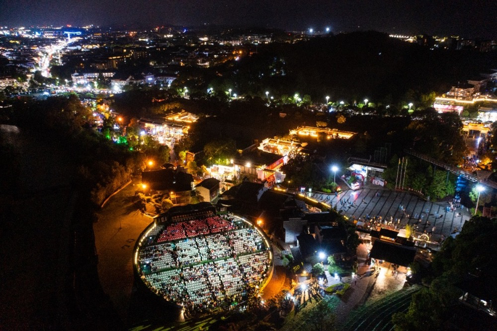 武夷山迎来暑期旅游热夜色经济融入茶文化