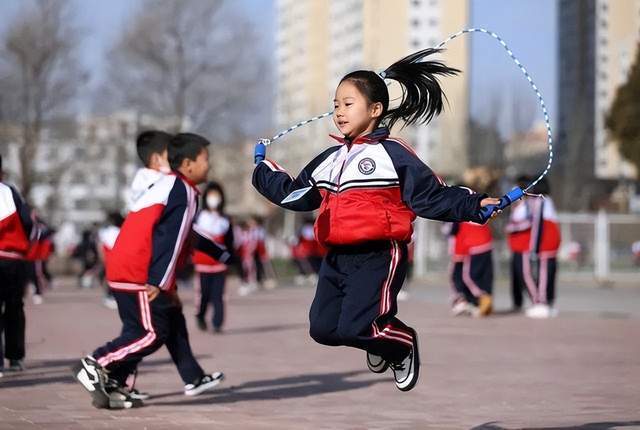 学生课间被"圈养",课间十分钟,让孩子动起来!_腾讯新闻