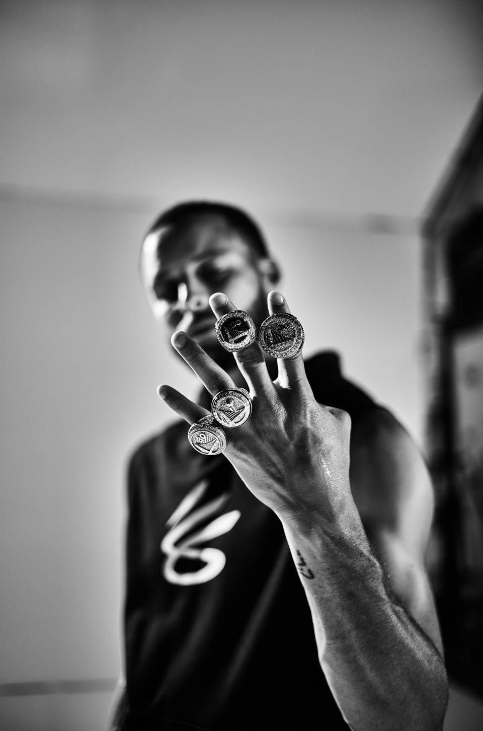 收藏摄影师晒作品库里佩戴四枚总冠军戒指比出手势