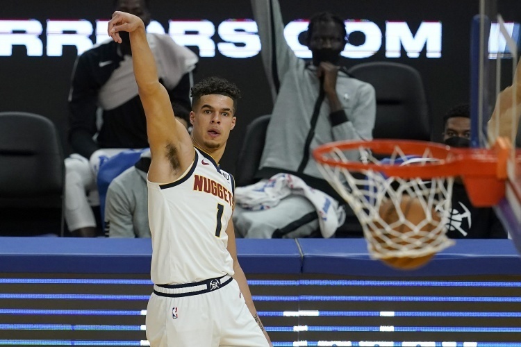 赛后掘金球员小迈克尔-波特接受了记者的采访.