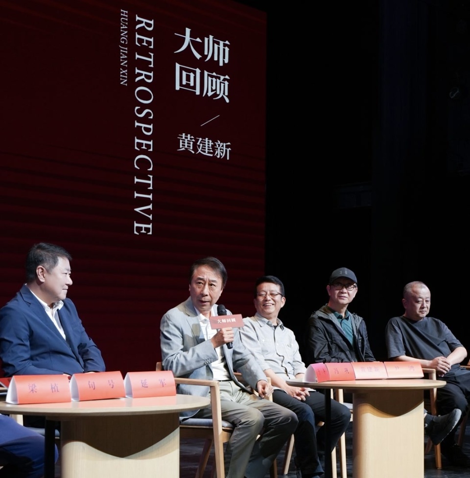 作品展开幕式上,黄建新特意请来跟自己有长期合作