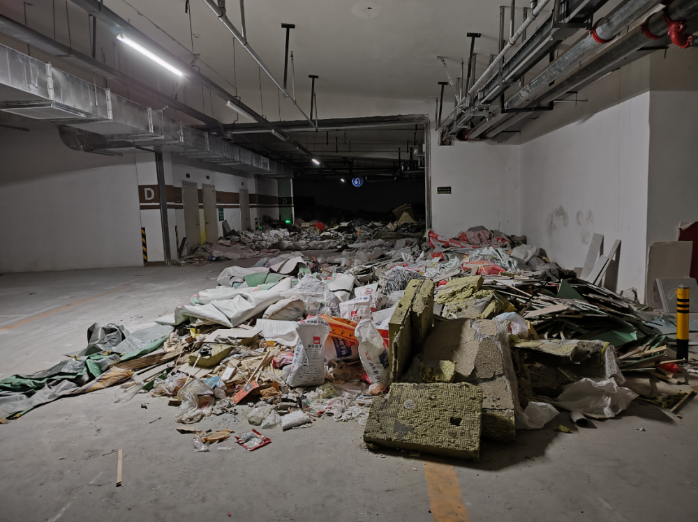 但会对10号楼下地下停车场内建筑垃圾积存的情况进行查看