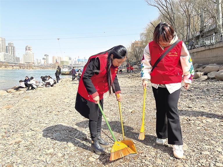 主题活动现场孩子们帮助老人打扫卫生小朋友在打扫公共卫生每年三月