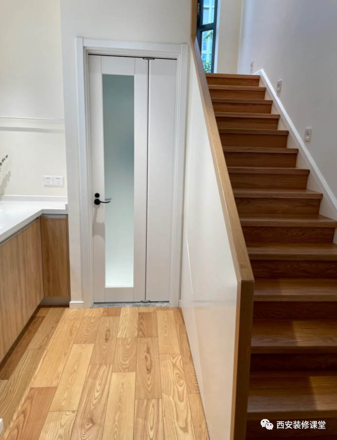 室内楼梯下成就卫生间空间利用新招1112