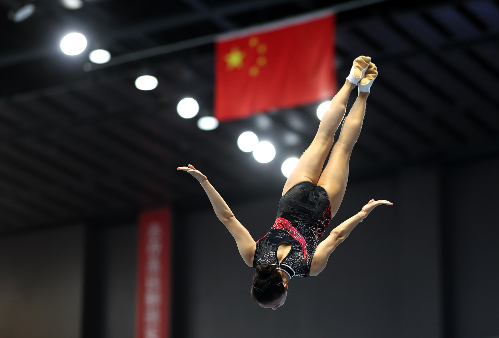 蹦床——全国冠军赛:朱雪莹获女子网上个人冠军