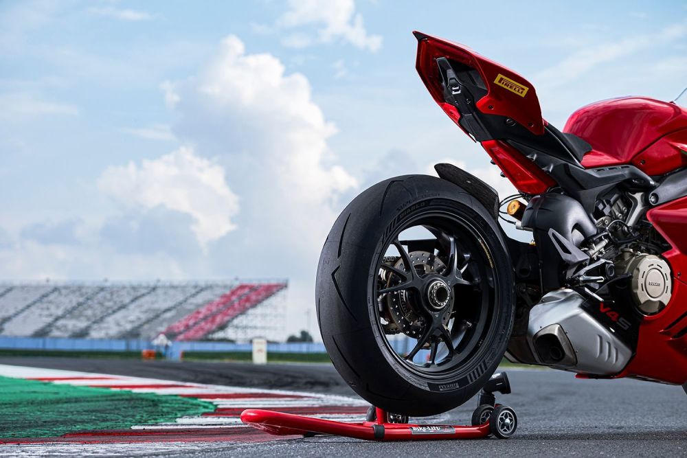 大闪电v4登场,倍耐力diablo supercorsa v4海外发布_腾讯新闻