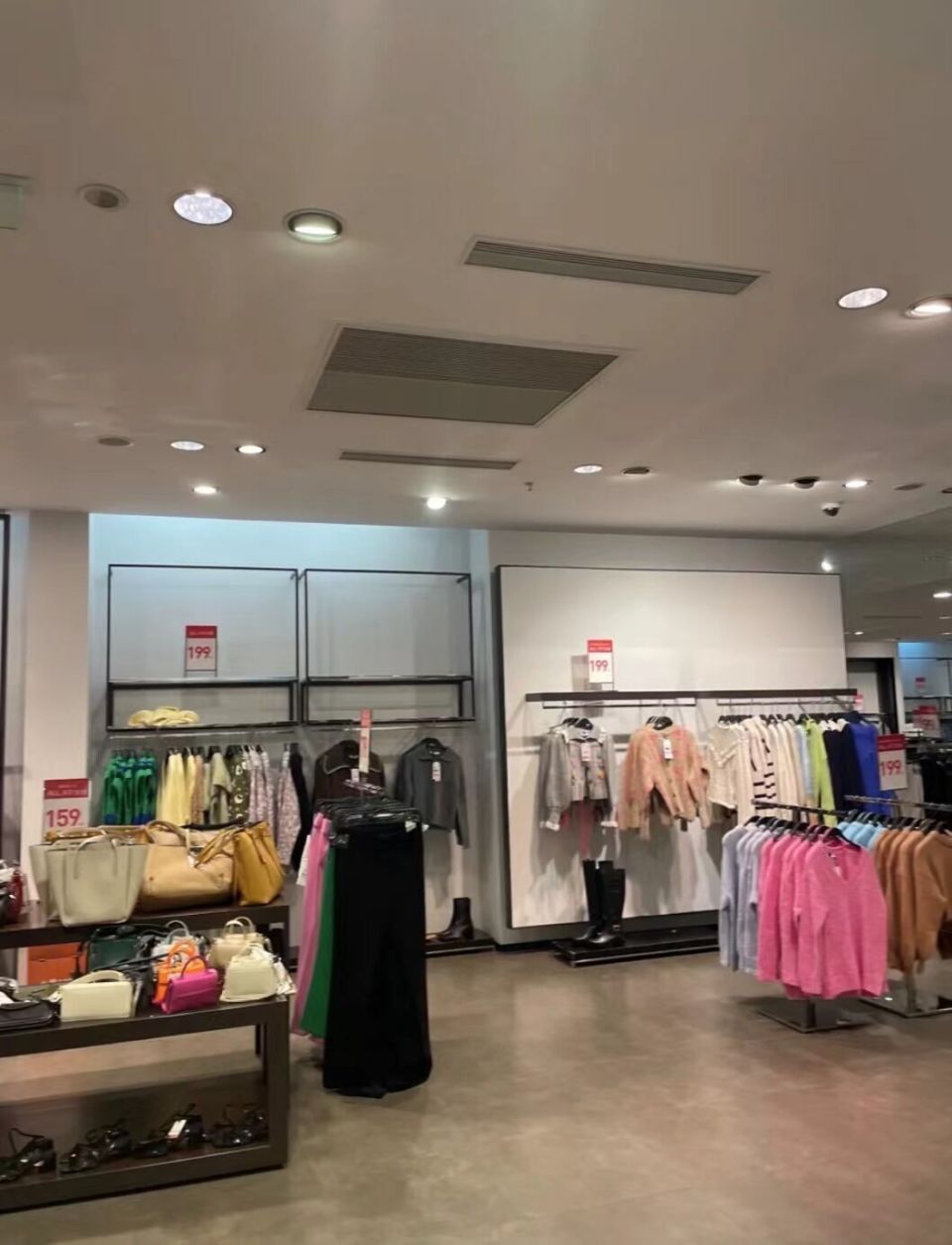 仓山万达广场一楼分别位于zara在高峰期有3家门店在福州足见其曾经