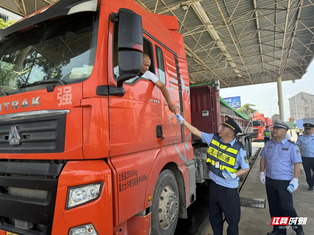 岳阳市交通运输综合行政执法支队深入开展"路政宣传月"活动