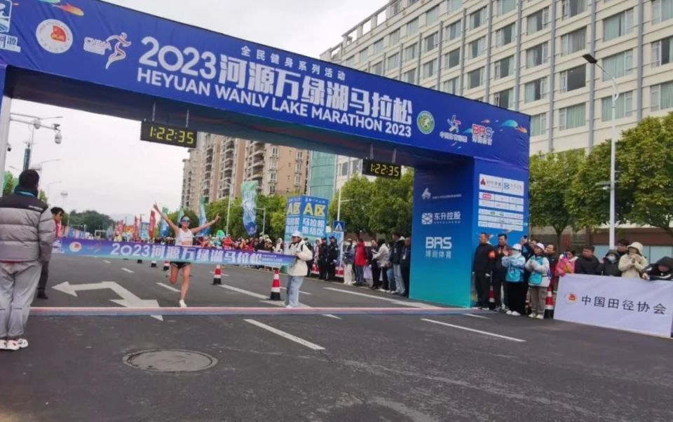 男子半马季军获得者刘路峰冲线男子半马亚军获得者黄凯冲线男子半马