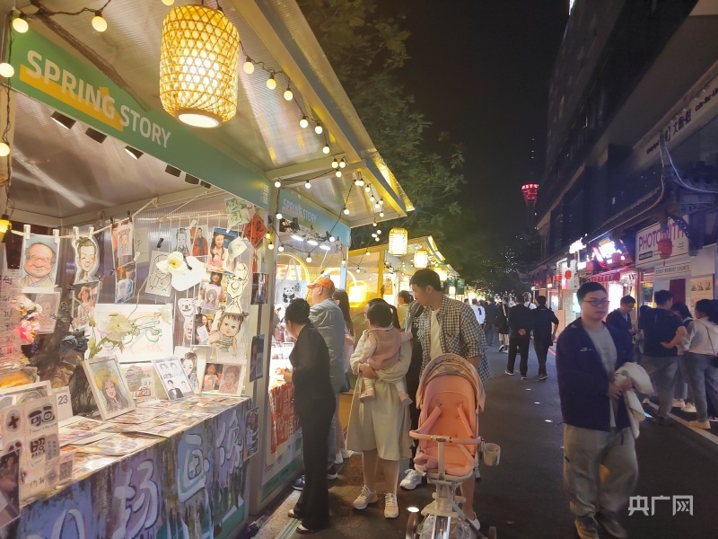 千灯夜市喧 成都居夜间消费最活跃城市榜首